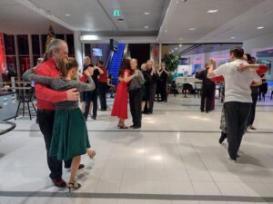 10.12.2026 aMoroson pikkujoulumilonga tanssittiin Tampere-Talossa